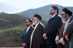 رهبر انقلاب بر پیکر رئیس جمهور شهید و همراهانش نماز اقامه می‌کنند