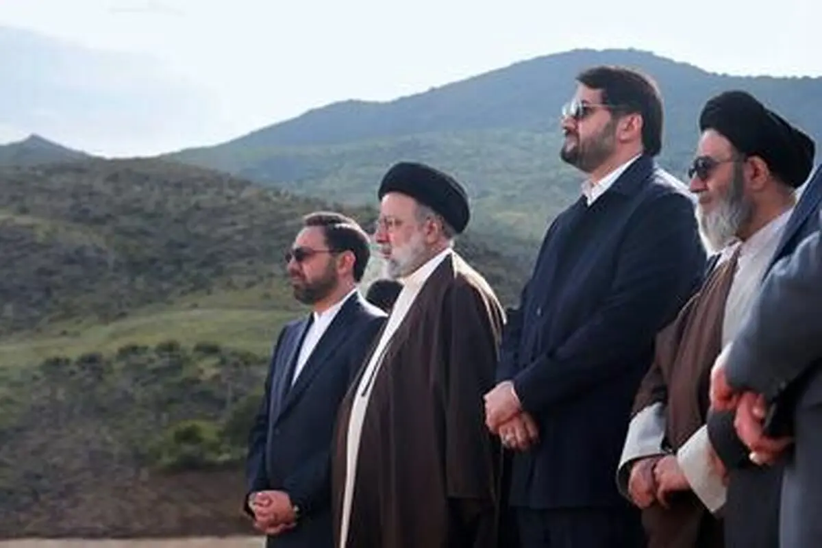 رهبر انقلاب بر پیکر رئیس جمهور شهید و همراهانش نماز اقامه می‌کنند