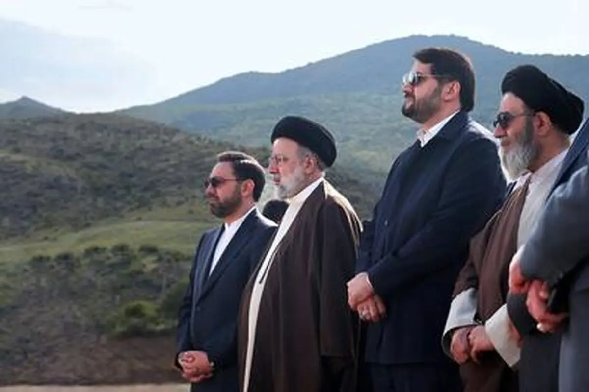 رهبر انقلاب بر پیکر رئیس جمهور شهید و همراهانش نماز اقامه می‌کنند