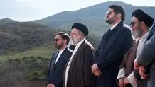 رهبر انقلاب بر پیکر رئیس جمهور شهید و همراهانش نماز اقامه می‌کنند