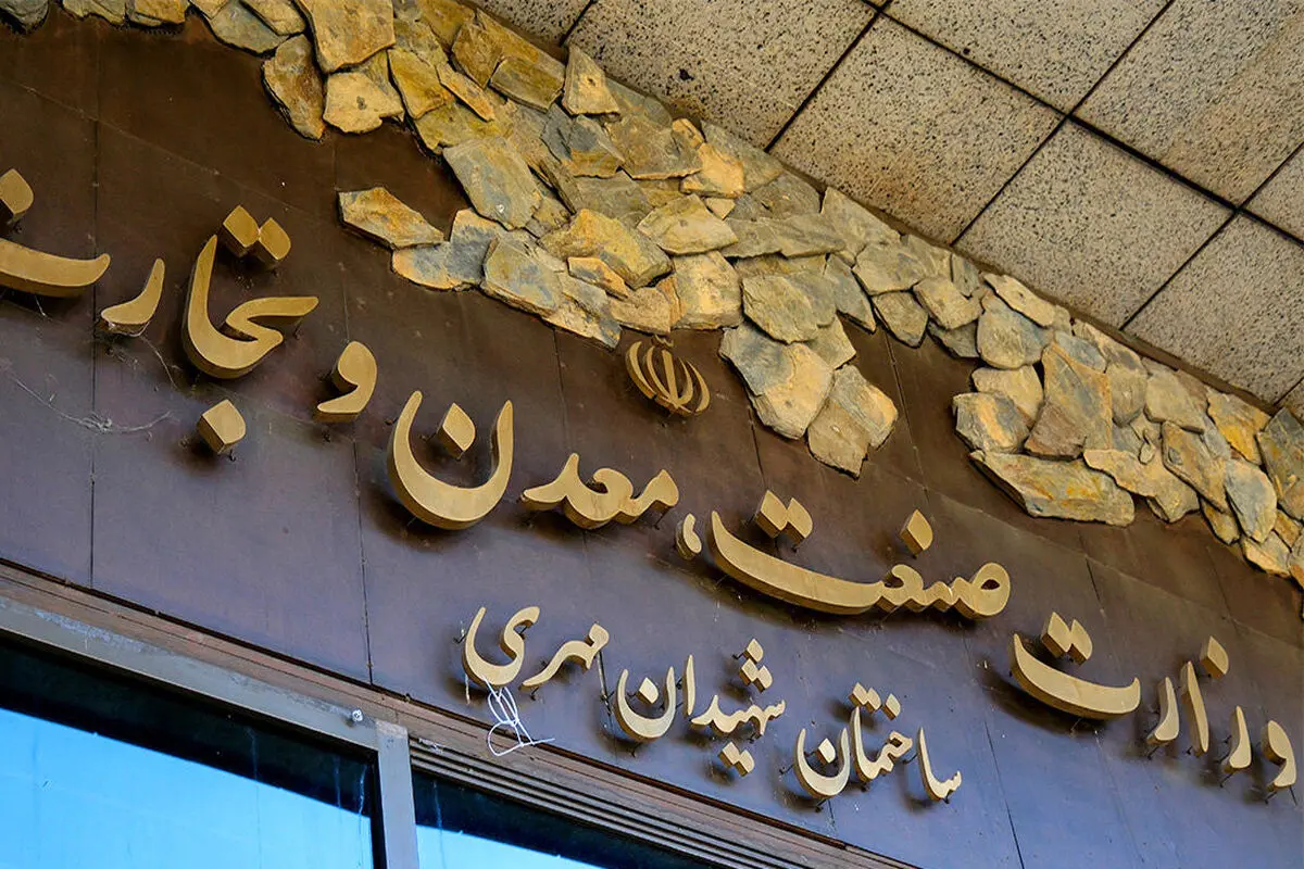 زیان انباشته در صنعت خودروسازی دولتی‌؛ وزارت صمت باید پاسخ‌گو باشد
