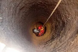 نجات زن ۴۰ ساله از یک چاه ۱۵ متری در کاشان