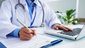 پزشکی که کمونیستها را معاینه نمی‌کند 