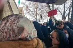 تجمع گروهی از والدین دانش‌آموزان در قم
