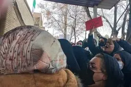 تجمع گروهی از والدین دانش‌آموزان در قم