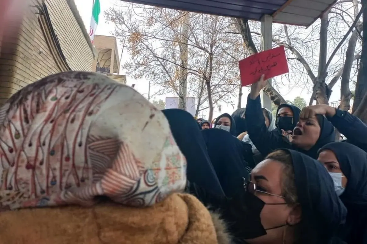 تجمع گروهی از والدین دانش‌آموزان در قم