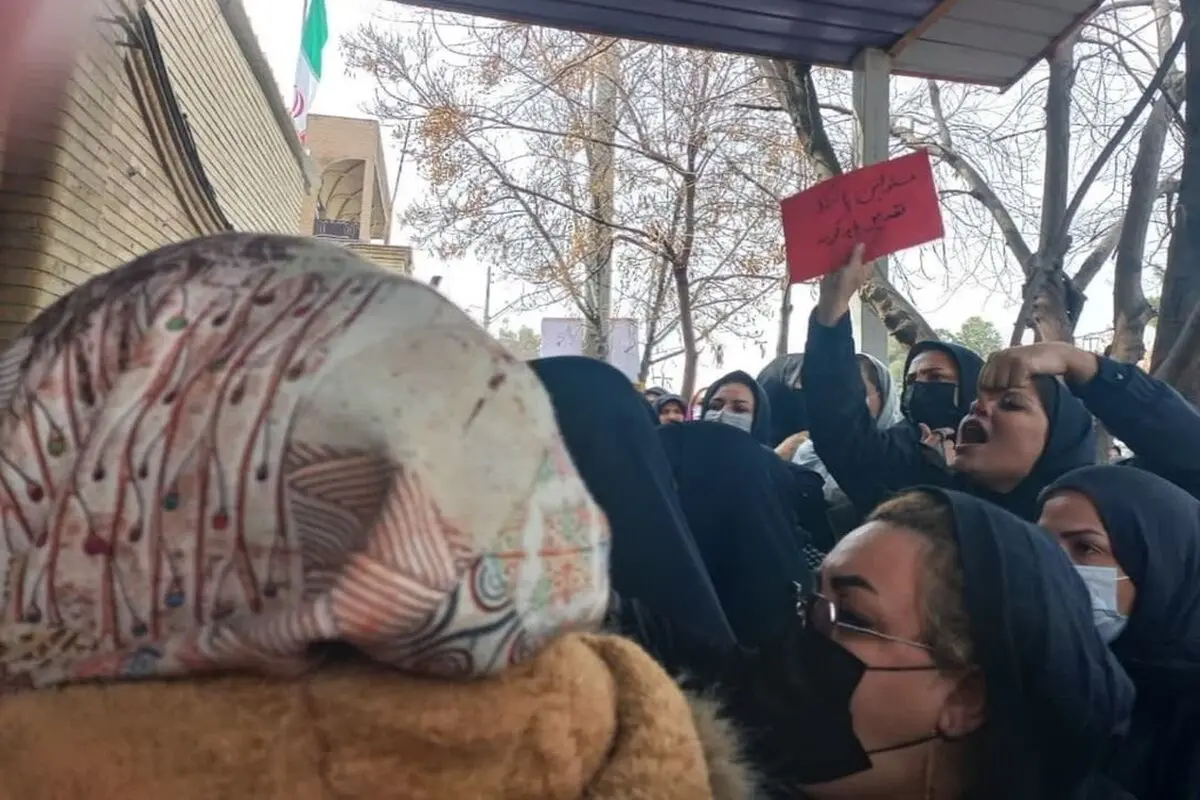 تجمع گروهی از والدین دانش‌آموزان در قم