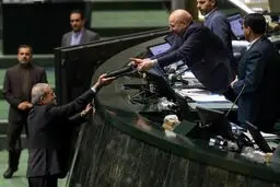 الرئیس الإیرانی یقدم مشروع قانون الموازنة للعام القادم