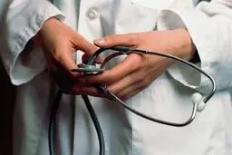 هیچ پزشکی حق ممانعت از پذیرش و معاینه بیمار محجبه یا بی‌حجاب را ندارد