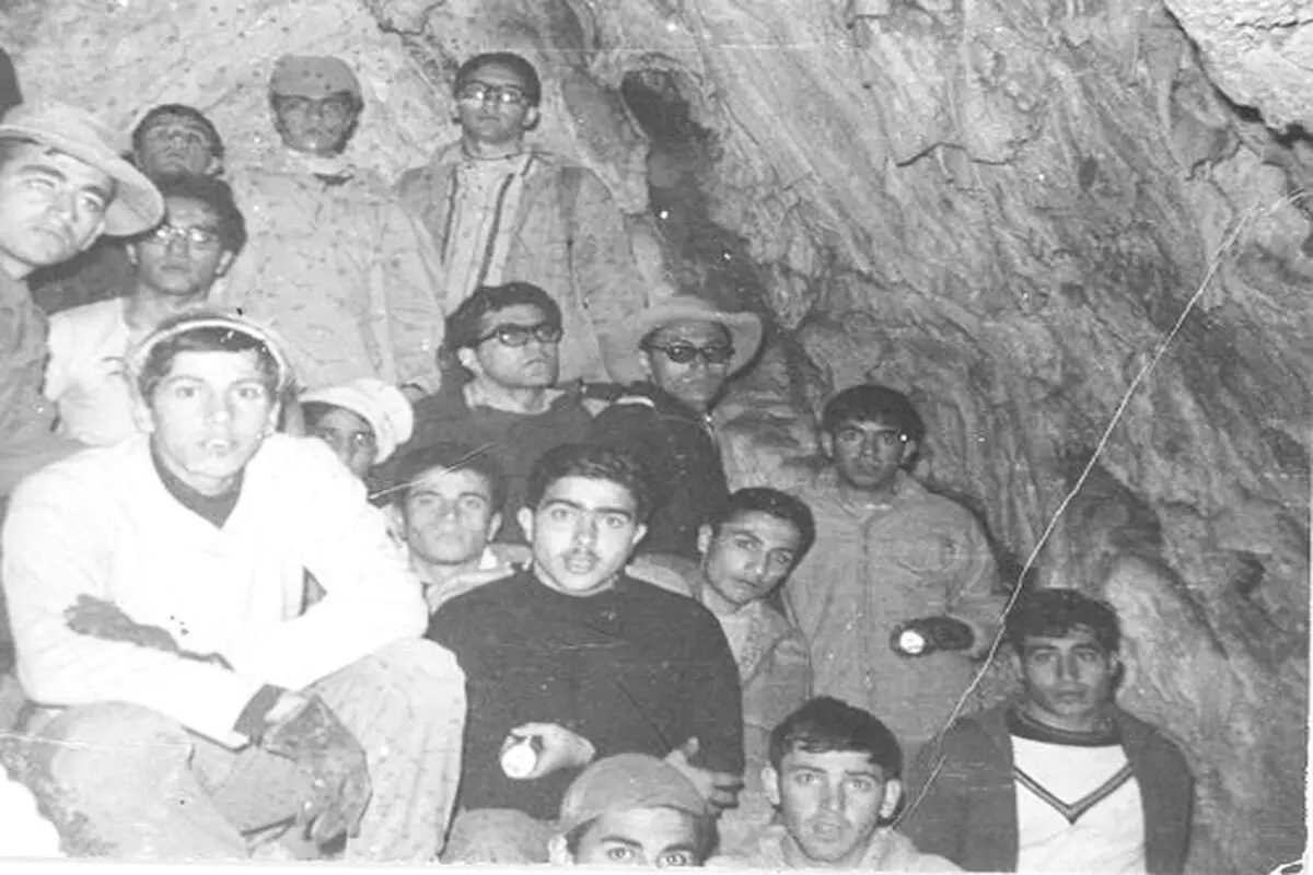 سر به روی شانه‌‌ کوه