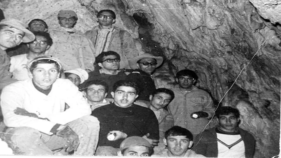 سر به روی شانه‌‌ کوه