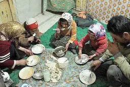 نیمی از جمعیت کشور زیر خط فقر مطلق هستند