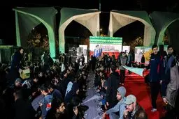 افطاری جمعی از مردم مقابل دانشگاه تهران + عکس