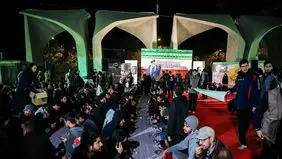 افطاری جمعی از مردم مقابل دانشگاه تهران + عکس