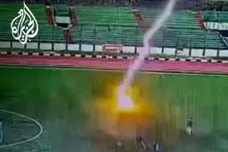 برخورد مرگبار صاعقه با بازیکن فوتبال/ ویدئو