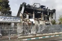 ۲۴ واحد صنعتی در حوزه دارو و تجهیزات پزشکی دچار خسارت شده‌اند/ ۱۱ فعال صنعت دارو شهید شده اند 