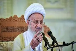 آیت الله مکارم شیرازی: مسئولان آنگونه که باید و شاید نتوانسته و یا نخواسته اند که مشکلات اقتصادی را برطرف کنند

