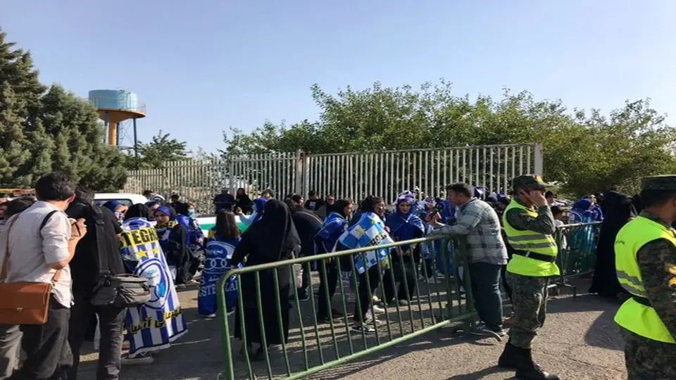 حال و هوای ورزشگاه آزادی هنگام ورود زنان به استادیوم