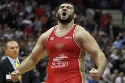 قهرمان نامدار کشتی ۴ سال محروم شد!