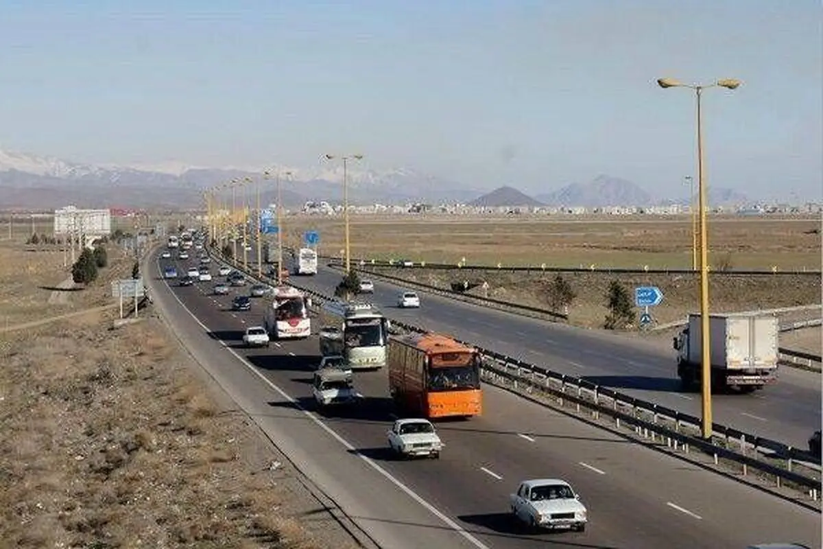 وضعیت جاده‌ها و راه‌ها/ بارش باران و مه گرفتگی در جاده‌های چالوس، هراز و فیروزکوه 
