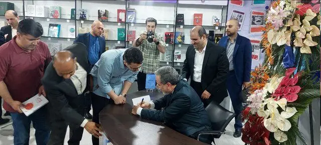 حضور «عراقچی» در نمایشگاه کتاب