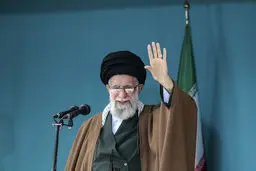 رهبر انقلاب: جامعه کارگری با دشمن مرزبندی دارد