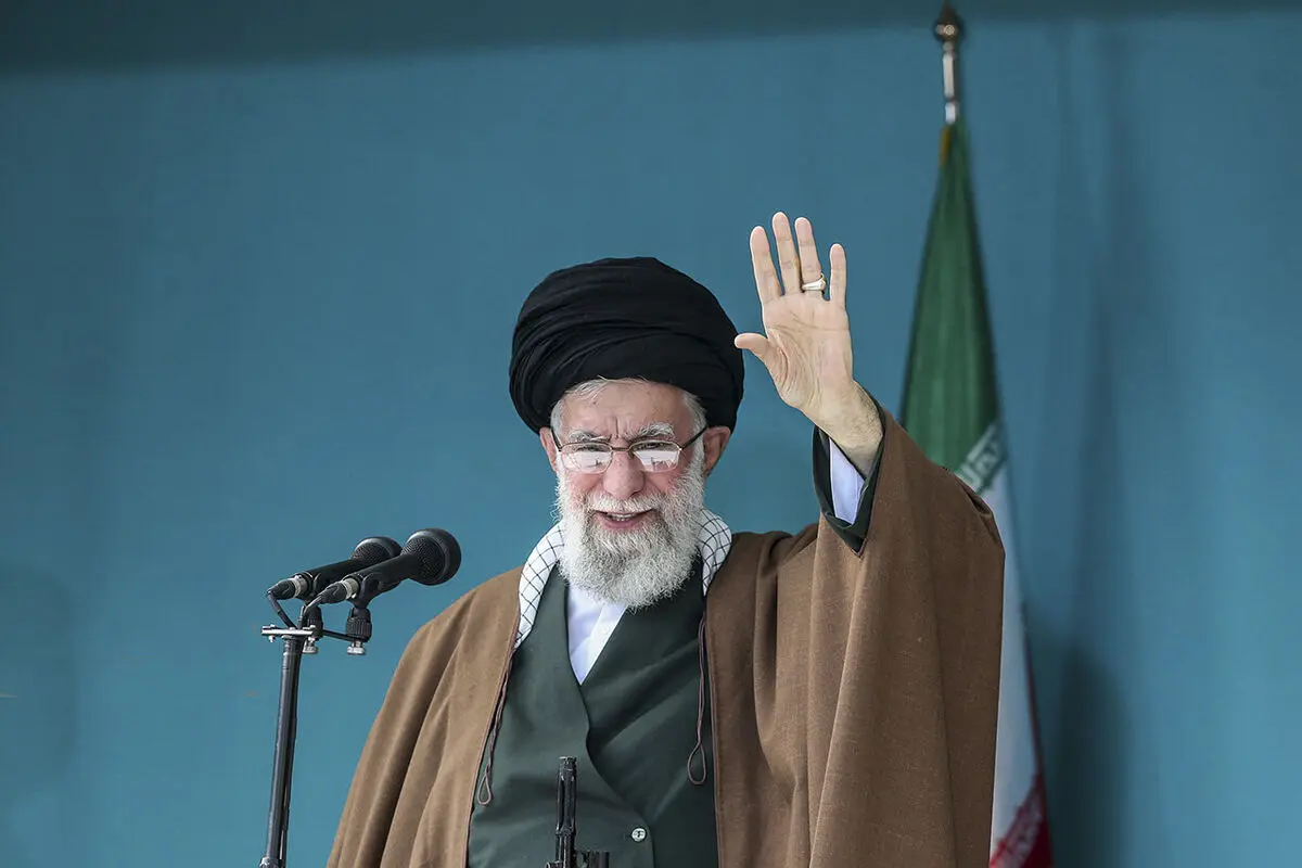 رهبر انقلاب: جامعه کارگری با دشمن مرزبندی دارد