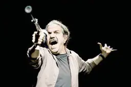 وقتی جنگ بر صحنه تئاتر زنده میشود