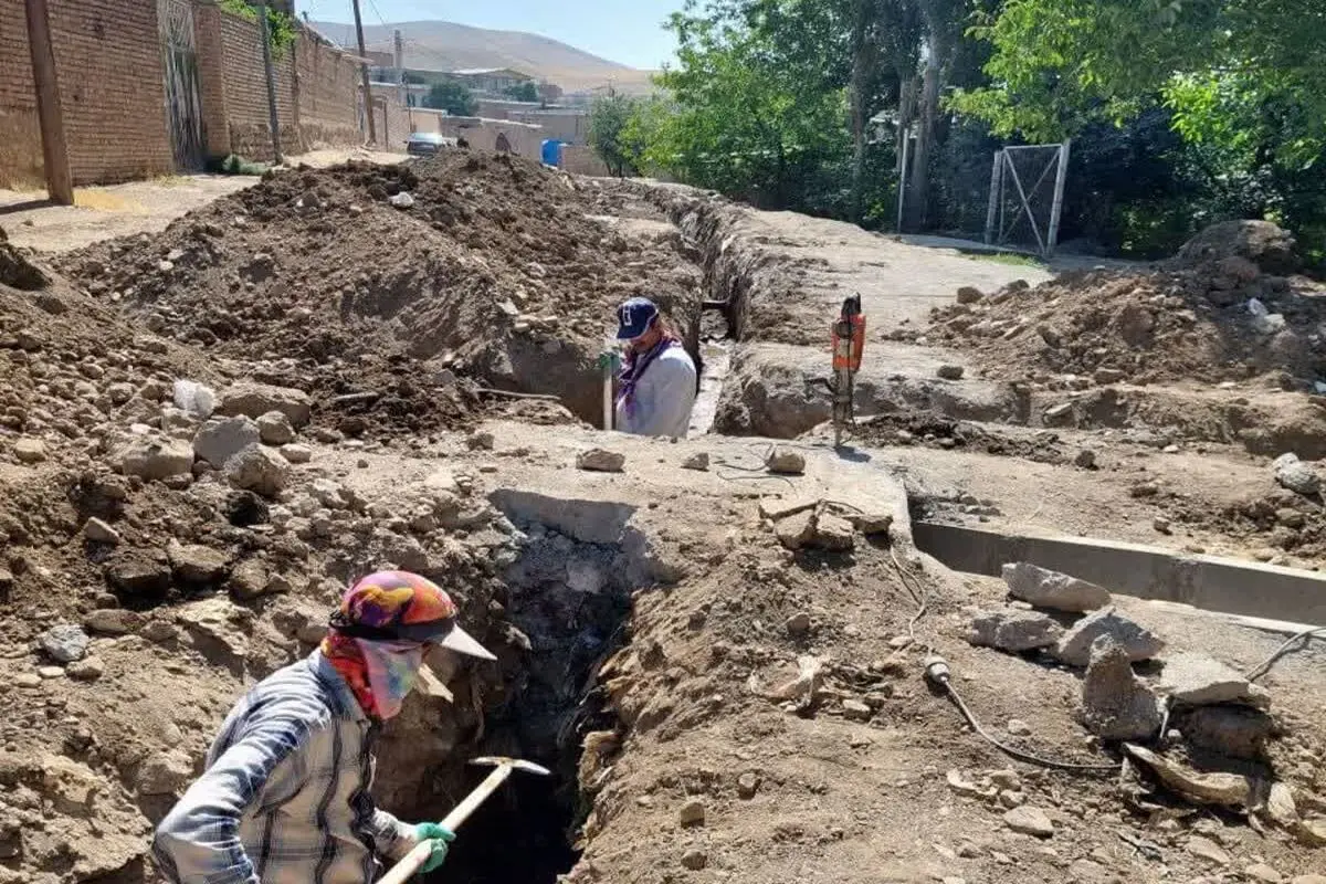 آغاز عملیات تعویض 6 کیلومتر شبکه توزیع آب در روستاهای تویسرکان