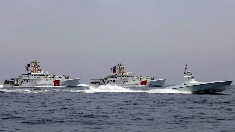 ادعای مقابله ناوگان انگلیس و آمریکا با قایق‌های سپاه در تنگه هرمز

