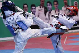 درگیری  در مسابقات تکواندوی خردسالان / حمله یک مرد به بانوان!

