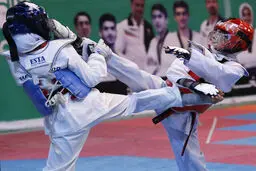 درگیری  در مسابقات تکواندوی خردسالان / حمله یک مرد به بانوان!

