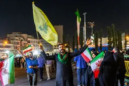 عکسی که ایسنا از مرد عرب با پرچم حزب‌الله در تجمع دیشب تهران منتشر کرد
