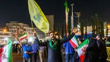 عکسی که ایسنا از مرد عرب با پرچم حزب‌الله در تجمع دیشب تهران منتشر کرد