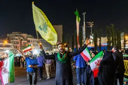 عکسی که ایسنا از مرد عرب با پرچم حزب‌الله در تجمع دیشب تهران منتشر کرد