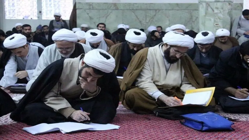 فارس: طلبه‌های از همه جا رانده و مانده، امام جماعت می‌شوند

