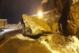 ریزش سنگ در محور چالوس، محدوده هزارچم
