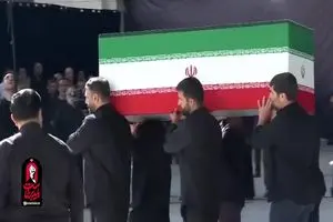 پیکر رهبر شهید به محل اقامه نمازبرده شد + ویدیو