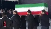 پیکر رهبر شهید به محل اقامه نماز برده شد + ویدیو
