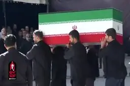 پیکر رهبر شهید به محل اقامه نماز برده شد + ویدیو