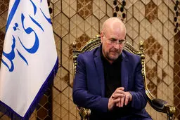 بوسه قالیباف بر پیشانی دختر بچه‌ سمنانی که با گل به استقبالش آمد + عکس