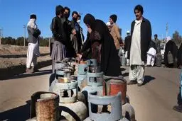 صف سیلندر گاز در سیستان وبلوچستان، شهر سراوان/ ویدئو

