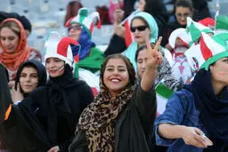 ازدحام هواداران زن تیم ملی فوتبال پشت گیت‌های ورودی ورزشگاه آزادی
