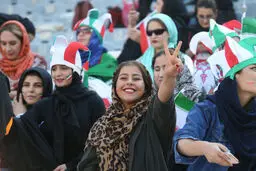 ازدحام هواداران زن تیم ملی فوتبال پشت گیت‌های ورودی ورزشگاه آزادی