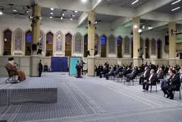  قائد الثورة: سیاسة العدو وقف الإنتاج في البلاد 