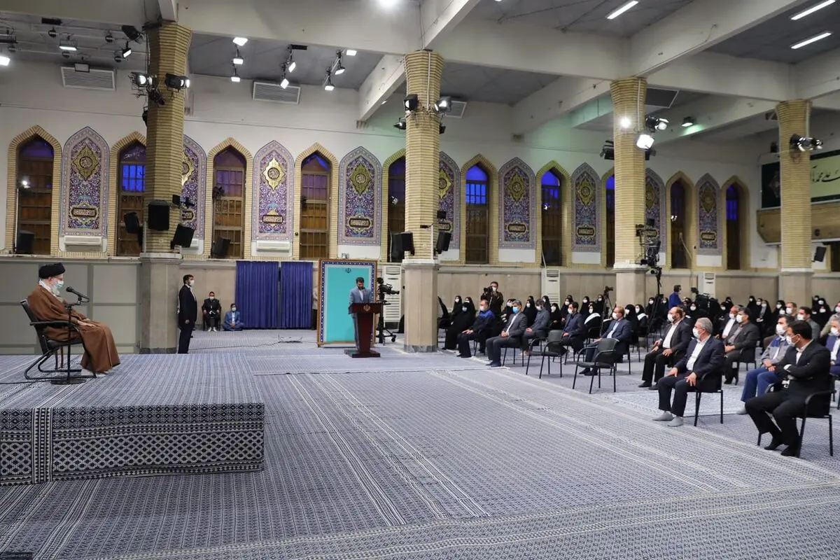  قائد الثورة: سیاسة العدو وقف الإنتاج في البلاد 