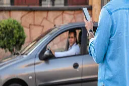 دولت نباید برای تاکسی‌های اینترنتی نرخ‌گذاری مستقیم کند