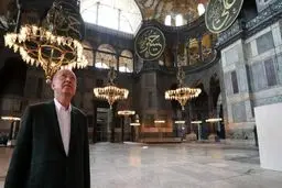 یک خارجی مسجد ایاصوفیه را به آتش کشید + فیلم 