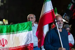شیوه خاص پرچم بلند کردن زوج کهنسال تهرانی در تجمعات شبانه + عکس