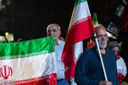 شیوه خاص پرچم بلند کردن زوج کهنسال تهرانی در تجمعات شبانه + عکس